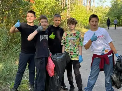 Uczniowie z Bralina posprzątali las i uczyli się o oszczędzaniu wody