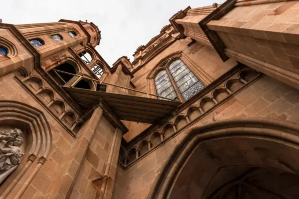 Kępińskie liceum skrywa architektoniczne skarby. Witraże i wieżyczka z widokiem na miasto