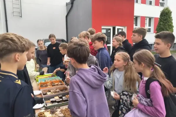 Kiermasz „Dobre serca na słodko” w Brallinie – społeczność szkolna zebrała ponad 3 tysiące złotych dla Laury