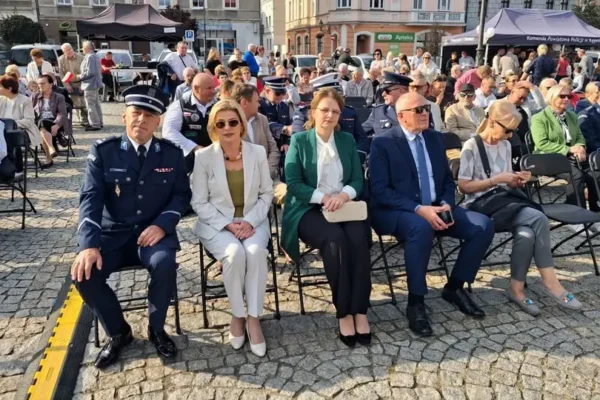 Koncert patriotyczny w Kępnie – Orkiestra Policyjna i Magdalena Tul na scenie