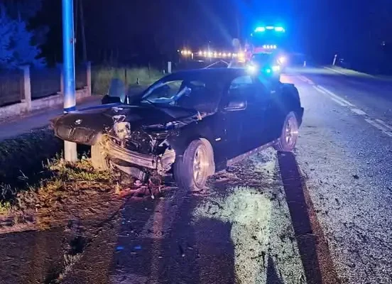 Trzcinica: Auto wpadło do rowu i uderzyło w przepust na DK28
