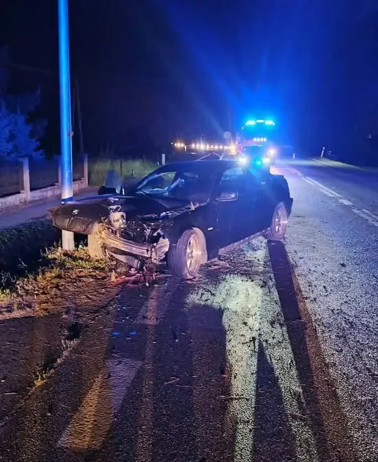 Trzcinica: Auto wpadło do rowu i uderzyło w przepust na DK28