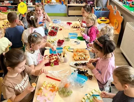 Szaszłykowy zawrót głowy w grupie „0”a – dzieci uczą się przez kuchnię