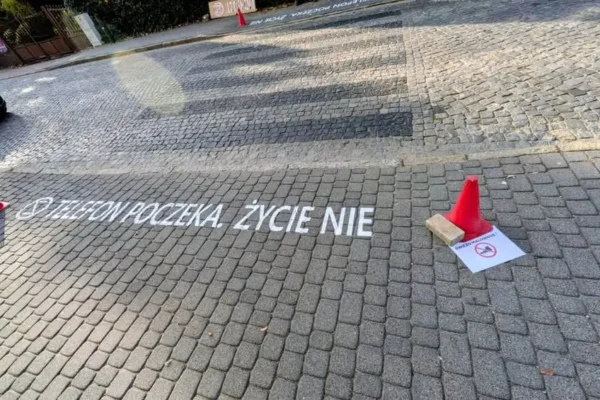 „Telefon poczeka. Życie nie” – nowy napis przed szpitalem w Kępnie ostrzega pieszych