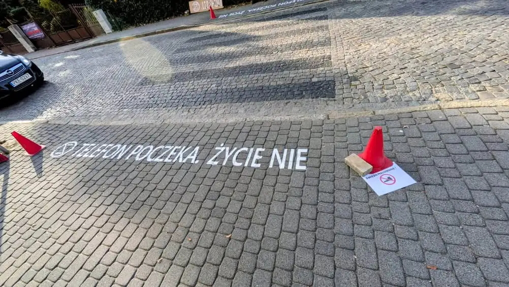„Telefon poczeka. Życie nie” – nowy napis przed szpitalem w Kępnie ostrzega pieszych