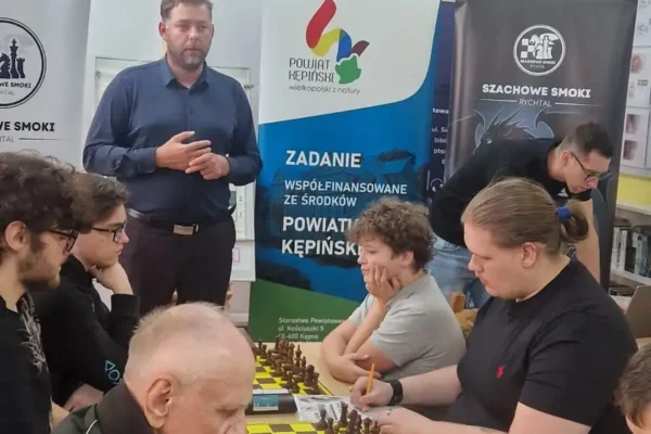 Szachowa wędrówka po powiecie kępińskim zawitała do biblioteki