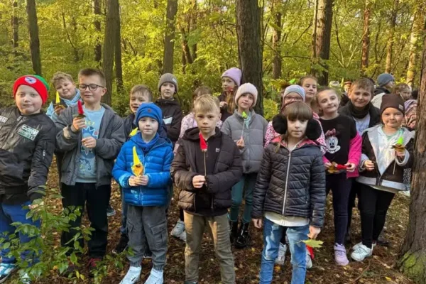 Uczniowie z Bralina szukali jesiennych skarbów dla leśnego skrzata