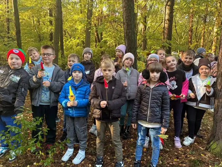 Uczniowie z Bralina szukali jesiennych skarbów dla leśnego skrzata