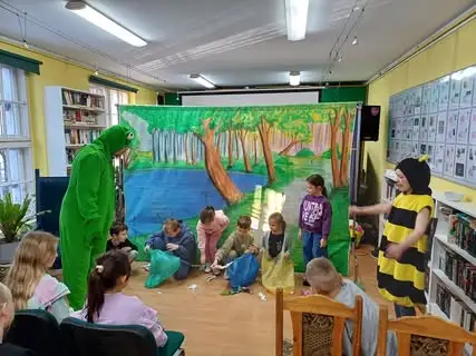 Edukacyjny spektakl w bibliotece: dzieci odkrywały tajemnice ekologii
