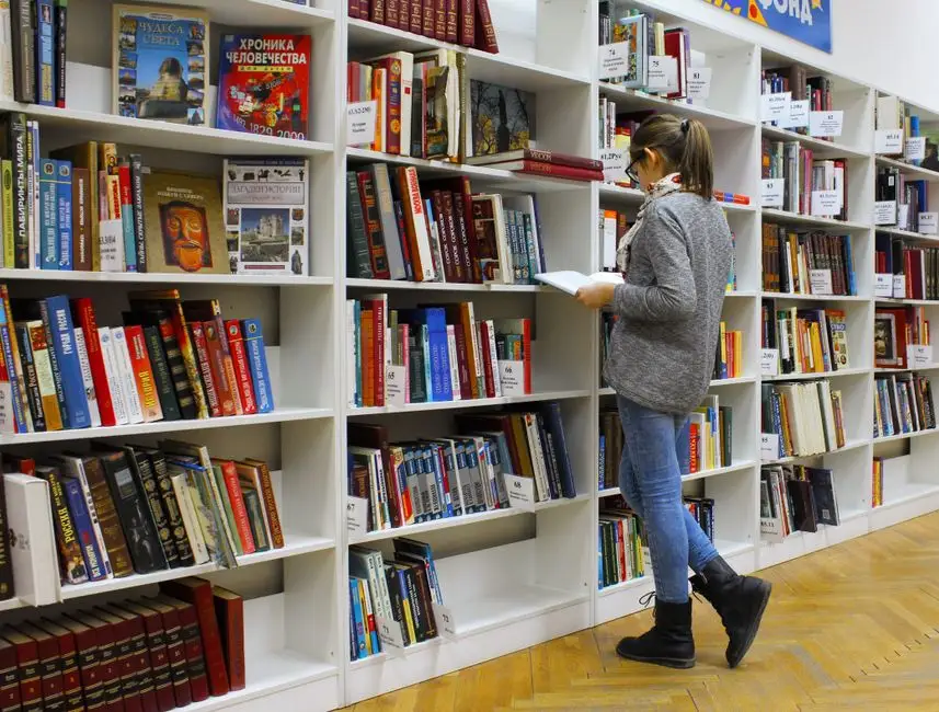 Uczniowie klasy ID tworzyli plakaty promujące czytelnictwo
