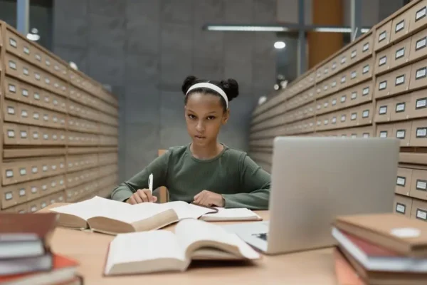 Uczniowie z Łekna pisali recenzje książek w szkolnej bibliotece